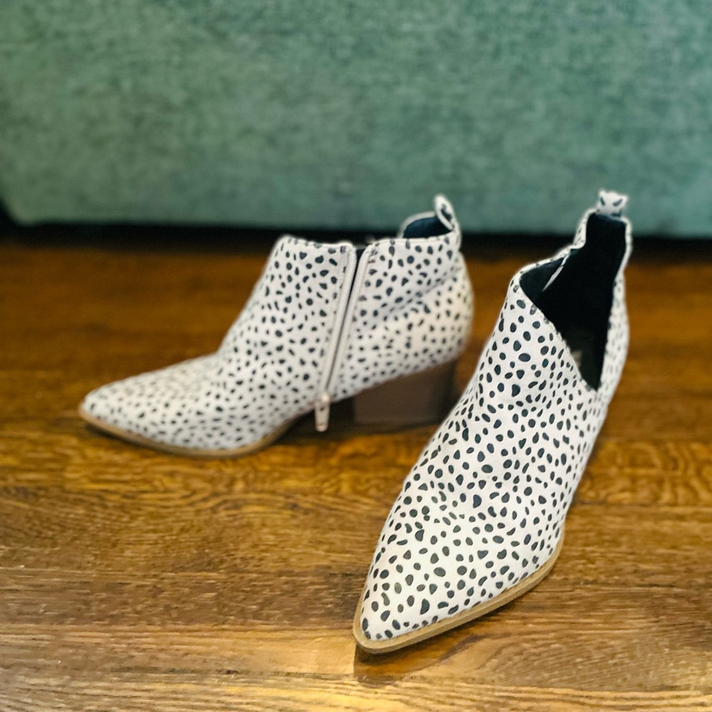 Animal print bootie with pointed toe